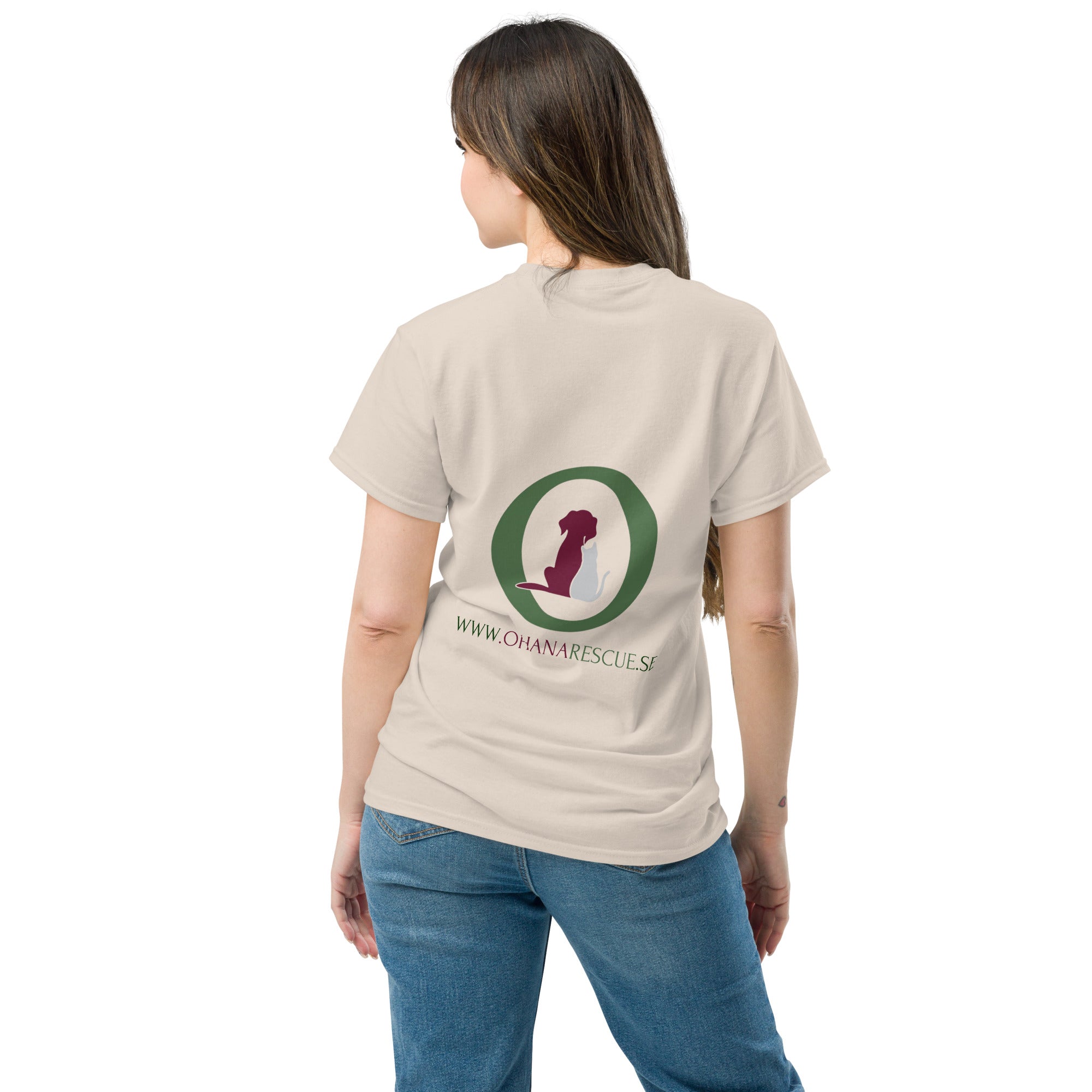 En stilren t-shit med Ohanas logga på rygg. Unisex, flera färger.