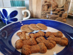 Hemgjorda banankex för hundar bakade med glutenfri havre, banan och jordnötssmör.