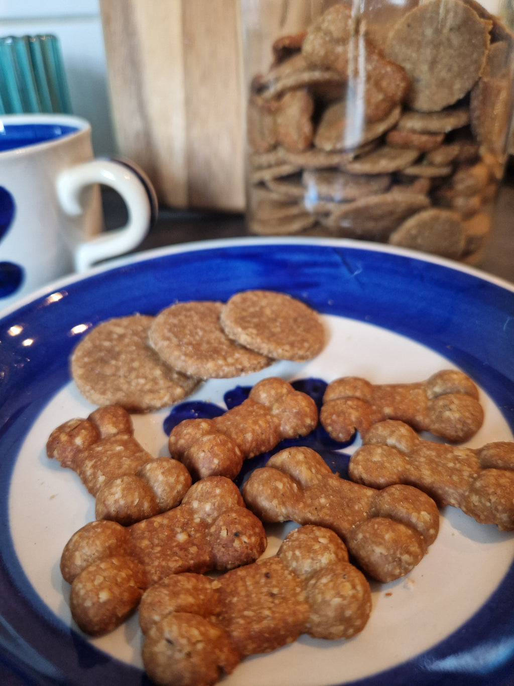 Hemgjorda banankex för hundar bakade med glutenfri havre och banan.