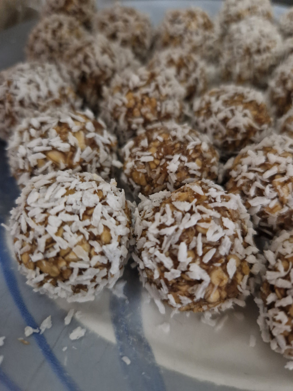Hemgjorda chokladbollar för hundar bakade med banan och jordnötssmör.bakat för hand