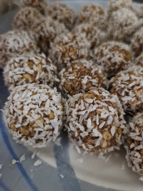 Hemgjorda chokladbollar för hundar bakade med banan och jordnötssmör.bakat för hand