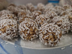 Hemgjorda chokladbollar för hundar bakade med banan och jordnötssmör.