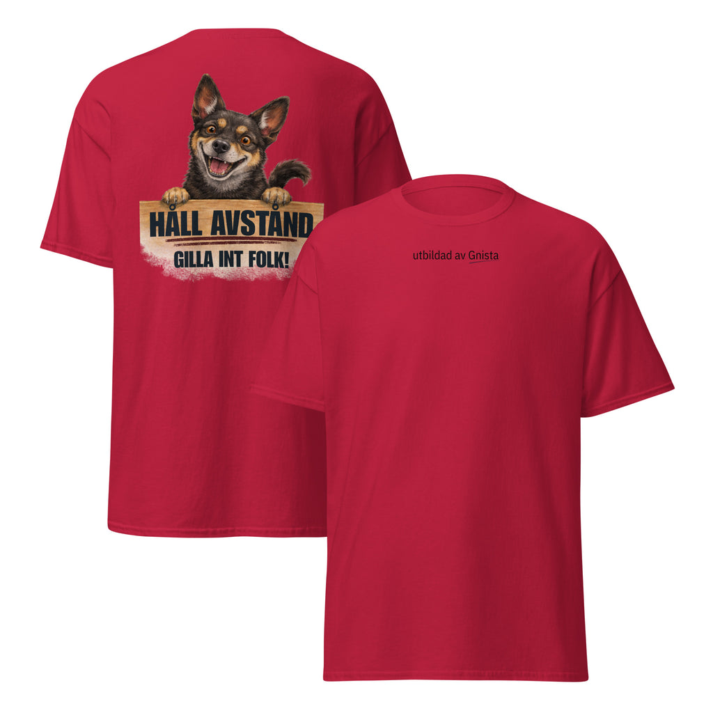 Gnista t-shirt med texten "Håll avstånd, gillar inte folk" och illustration av liten svart och brun hund färg röd