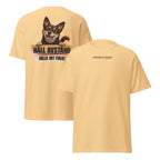 gul t-shirt med kaxig text "gilla int folk" med liten rescuhund