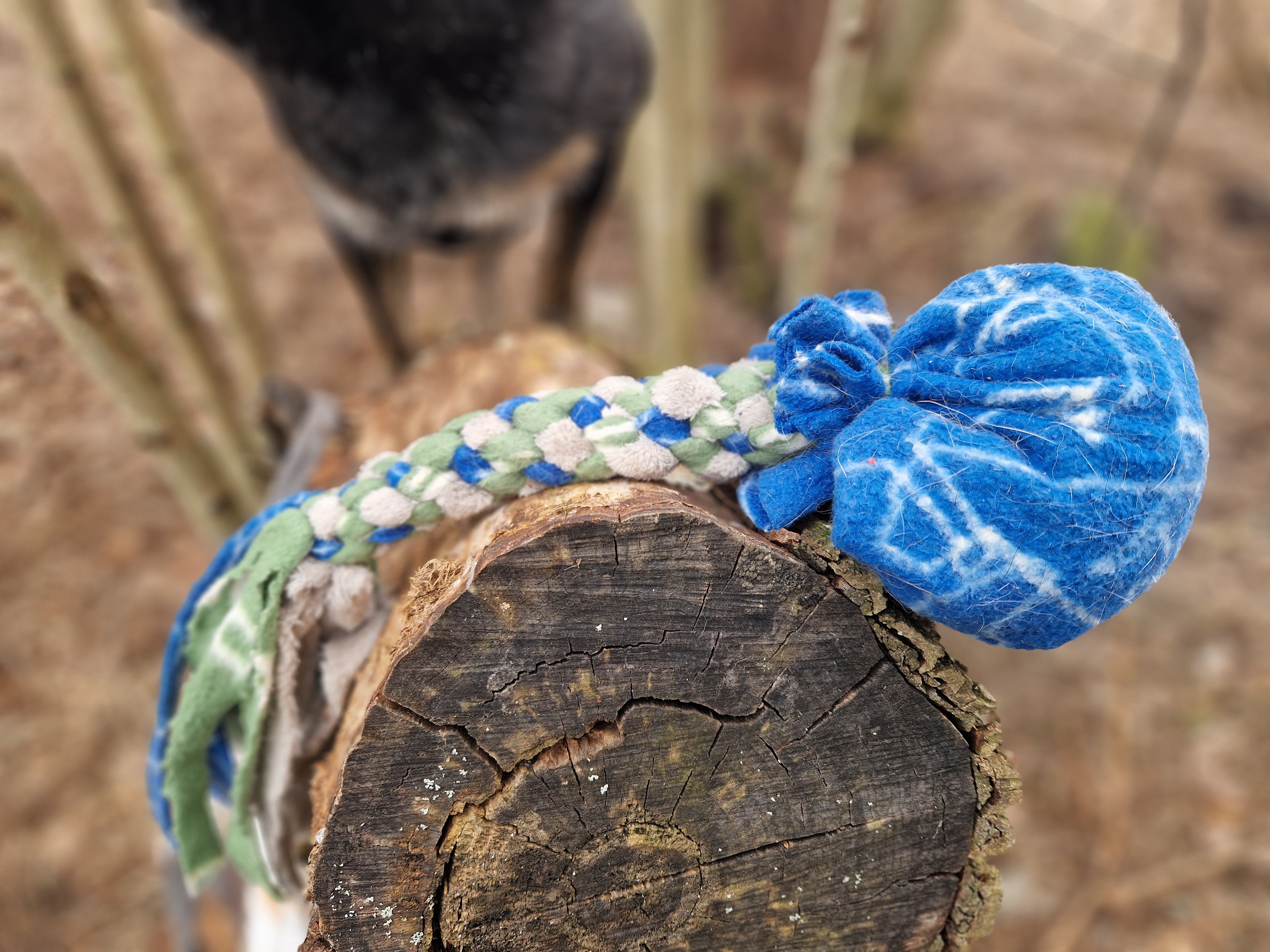 Handgjord hundleksak i återvunnet material här med extra boll i slutet av repleksaken