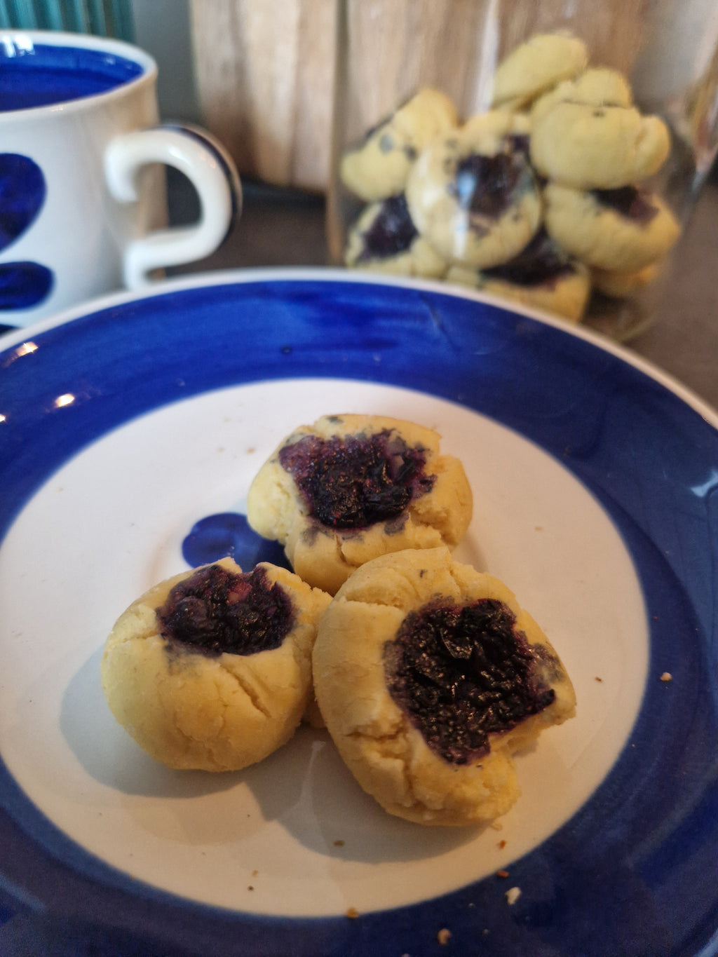 Handbakade skogsgrottor för hundar med egenplockade blåbär från Ohana Bake.